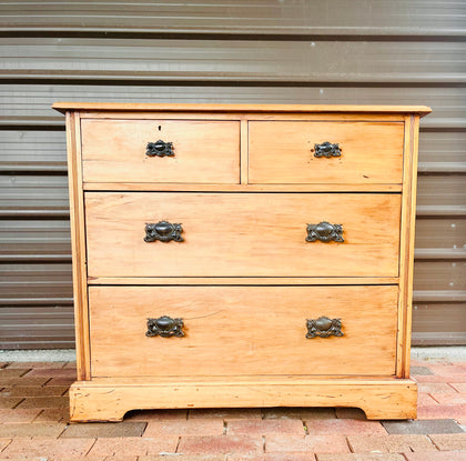 Colonial Chest of Drawers