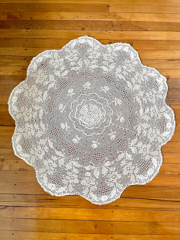 Round Cream Table Cloth with Scolloped Edges