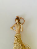 Porcelaine lady with tassels