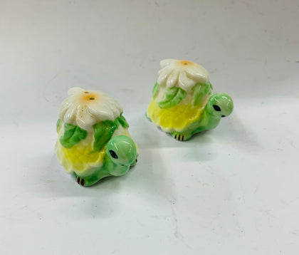 Novelty Turtle salt and pepper shakers