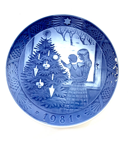 Royal Copenhagen Christmas Plate 1981 Admiring Z the Christmas Tree
