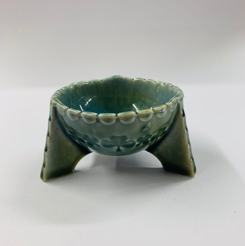 Wade shamrock tri legged pot