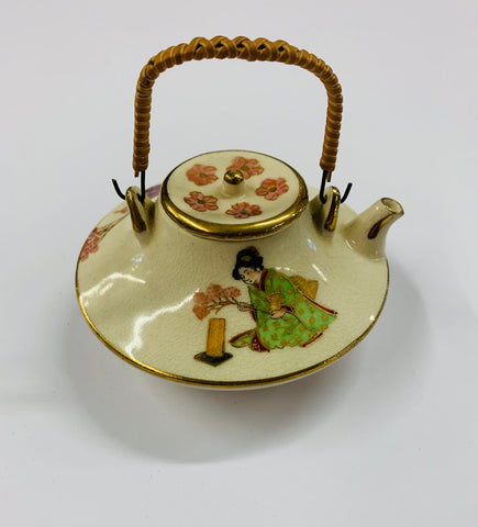 Satsuma small teapot Meiji period